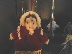 lot 9 porc ornaments a